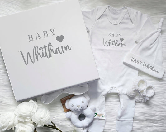 Personalised New Baby Outfit Neutral Gift Box Set First Outfit White Sleepsuit Hat Rattle Coming Home Keepsake Romper Bodysuit Newborn